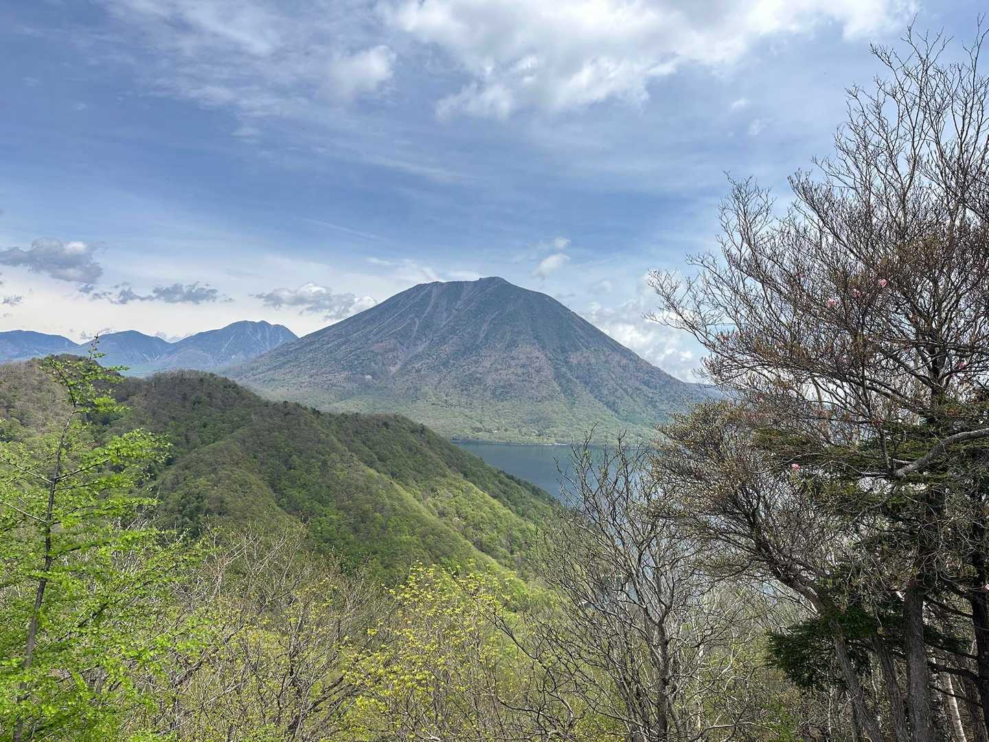 男体山が存在感を示す