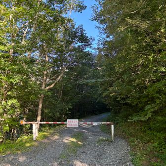 南安タクシー本社に車を預けて、タクシー🚕にて三脵登山口へ
平日でも駐車場🅿️はすでに満車🈵
