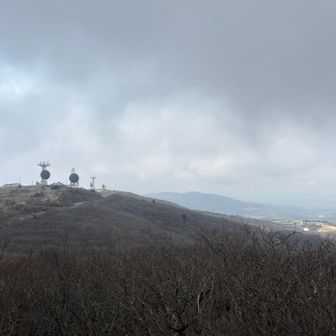 こないだ登った桧山だ。　周辺は自衛隊の基地だ。
