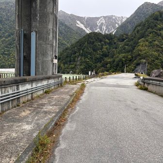 やっと高瀬ダムに着いた。
七倉山荘まで残り5km💪