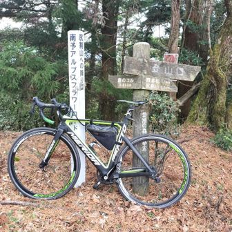 自転車で少し戻ると尻割登山口 
なんと200mで尻割山だと