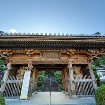 一旦降って、梶原山登り口の山門へ。
