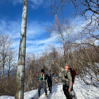 5合目に到着
この高い柱のようなてっぺんにはピンクリボンが…約8m？それ以上？
昨シーズンはピンクリボンがほんの少し見えるくらいの積雪量のレポを見た事がありました。
今年はどのくらい積もるのでしょう⁉️

