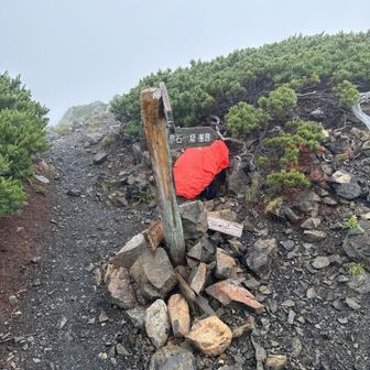 ザックをデポして赤石岳に向かう