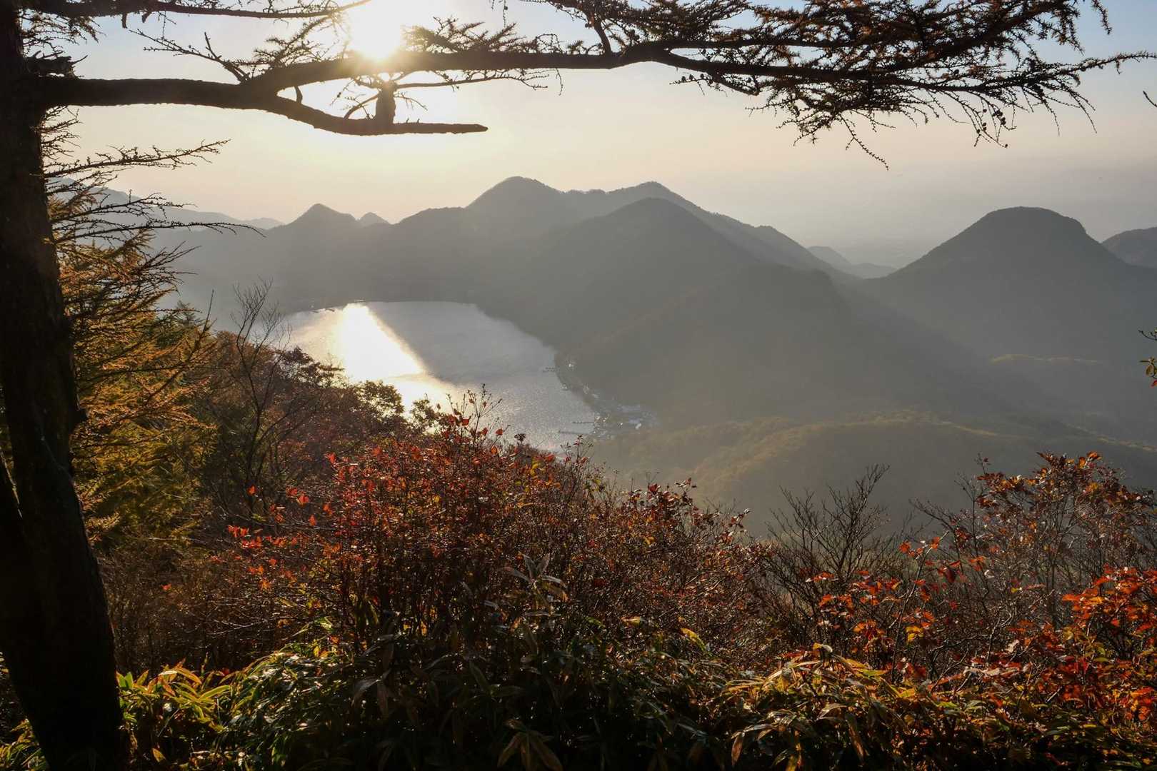 山頂手前で振り返ると光る榛名湖。