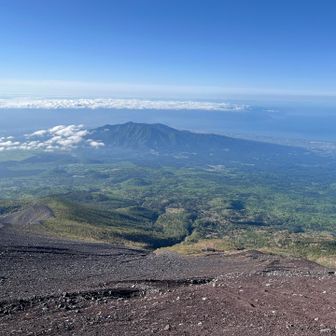 元7からの愛鷹山スッキリ見渡せますね。
温度は上がりもうTシャツです。汗ばんでます、この後剣ヶ峰迄Tシャツでした。