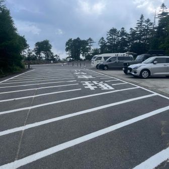 駐車場の車はまばら、乗合のバスとわずかな車両が残るのみ、疲れました〜ε-(´∀｀*)ﾎｯ