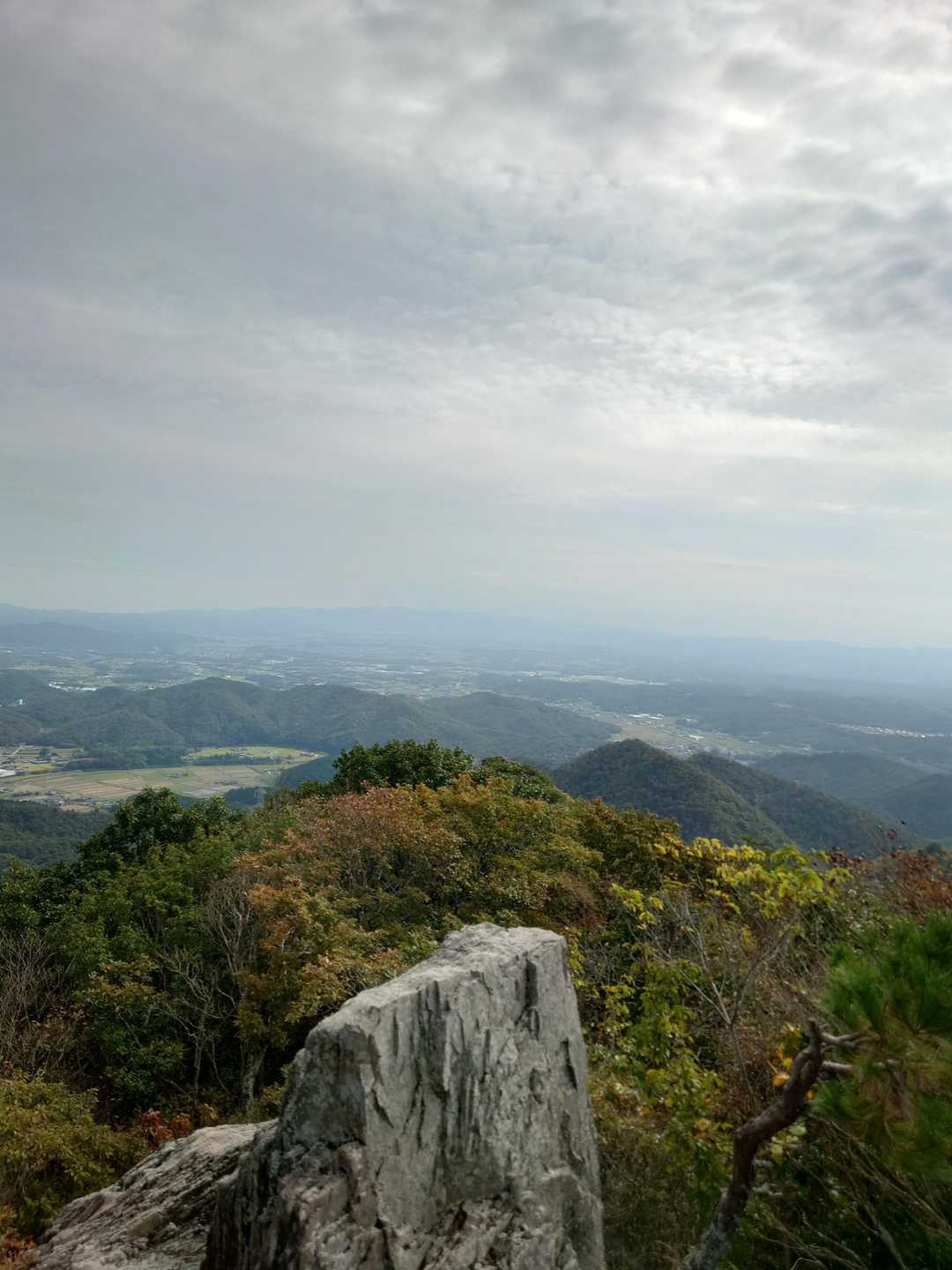 山頂より少し下、食事スペース