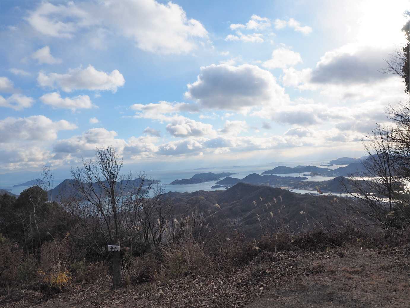 上島四島と弓削、生名、岩城橋の3本が見えます。
