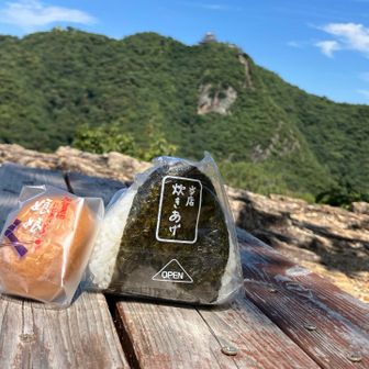 鷹巣山頂上でおにぎりとSちゃんに頂いたお土産のお饅頭