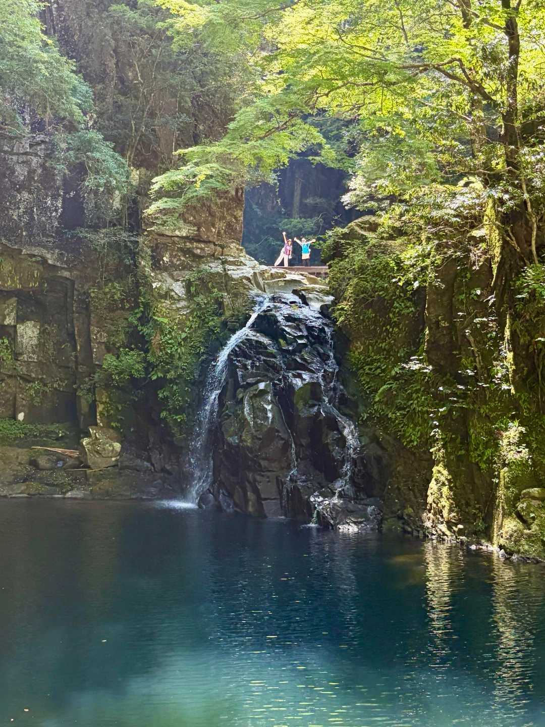 下で待っててもらって撮ってもらった📷
滝の上に立ってるみたい(ちゃんと橋があります)