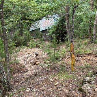 大日小屋は登山道を
下ったところにある