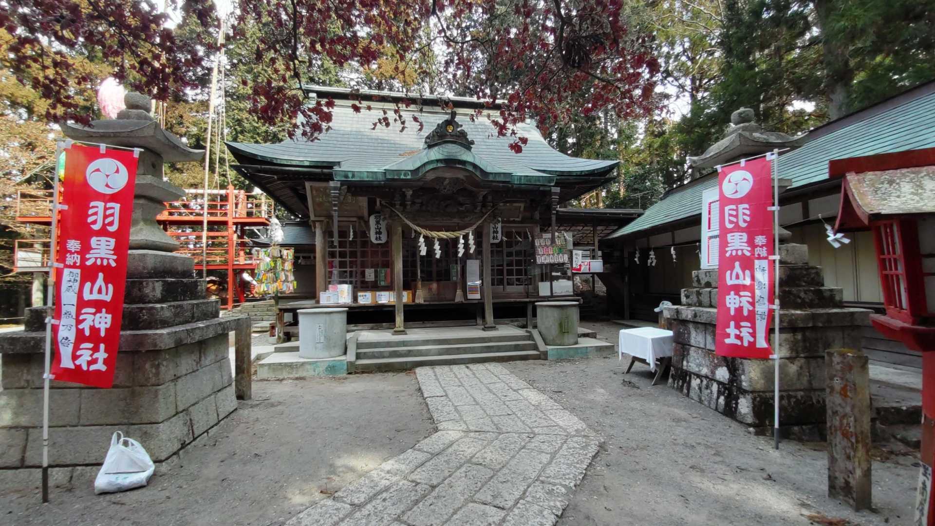 羽黒山神社で、マラソンの必勝祈願と世界平和を…