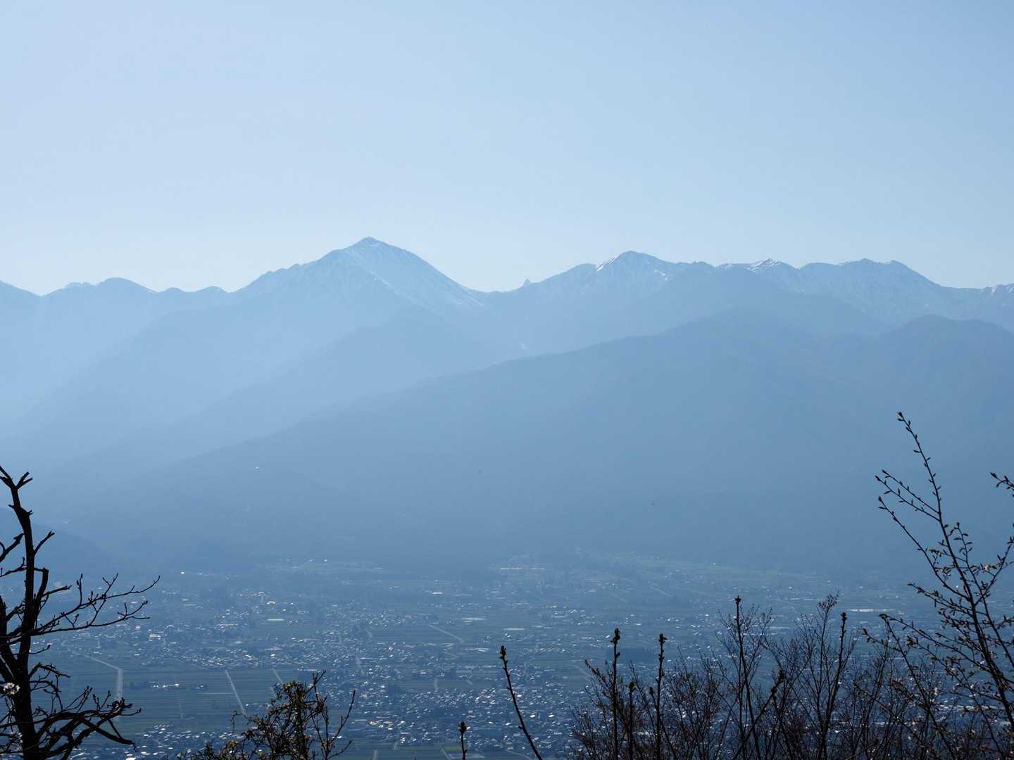常念岳の窪みに槍の頭⛰️