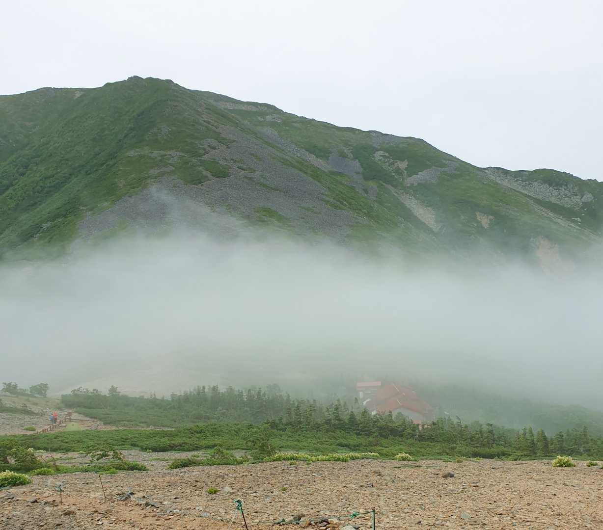 右手に常念小屋が見える