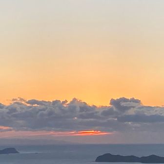 日の出の時間やけど、うーん😕ちょうどの所に雲が〜