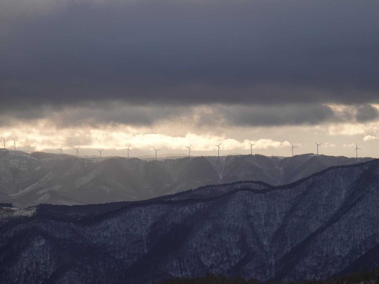 右側に見える稜線上には風力発電の風車が並んでます