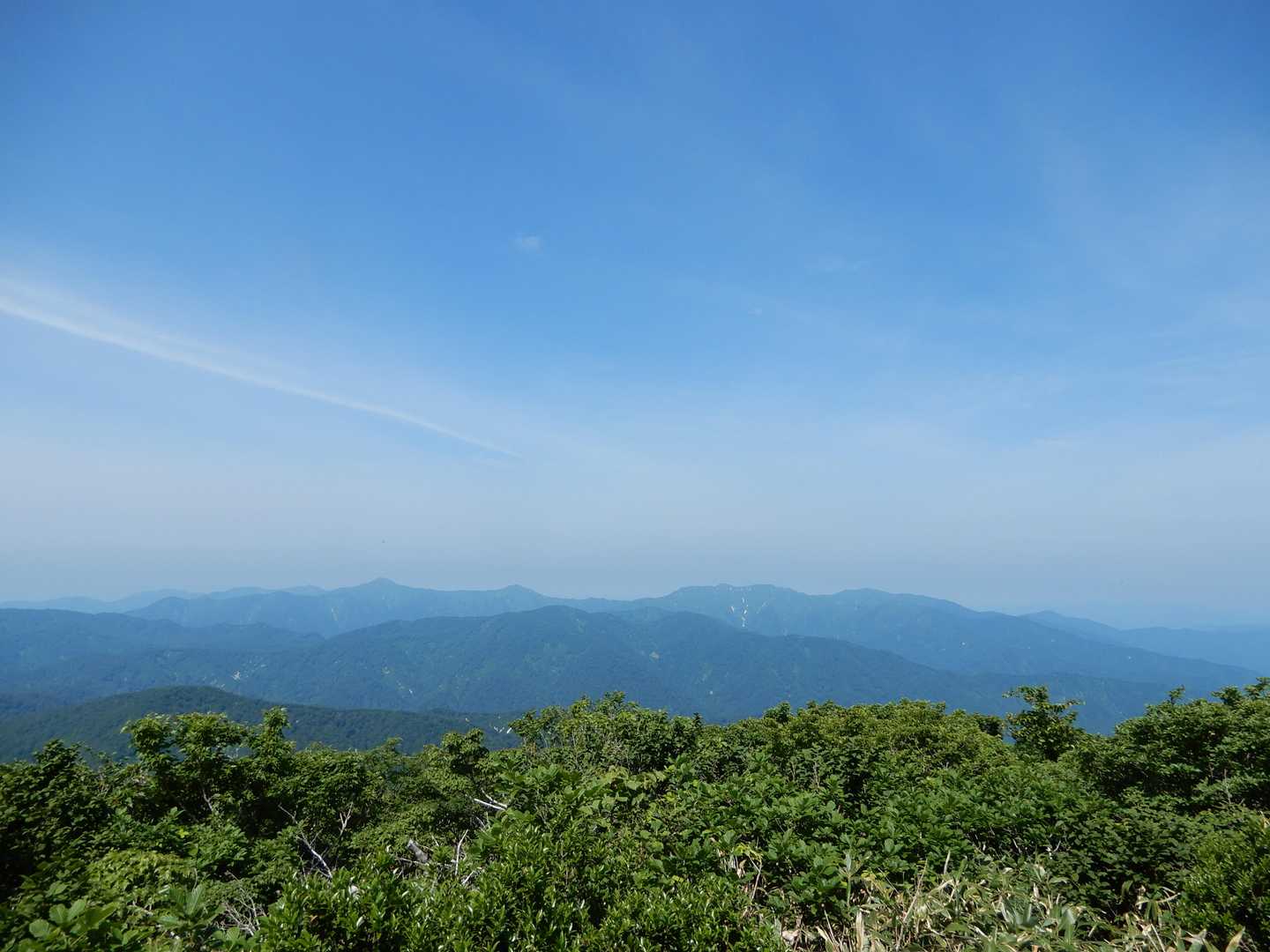 神室山も綺麗に望めました。その右側に鳥海山が見えたり消えたり笑
