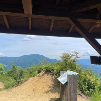 東屋の脇の小山