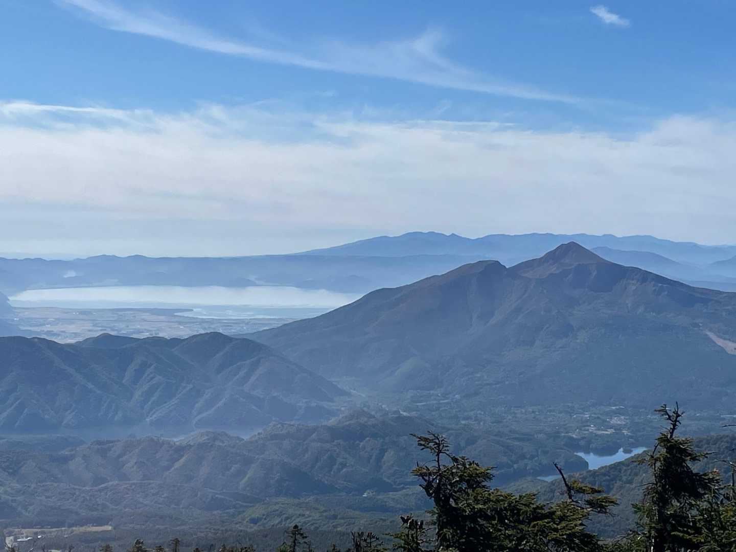 磐梯山と左に猪苗代湖。
奥は那須岳。