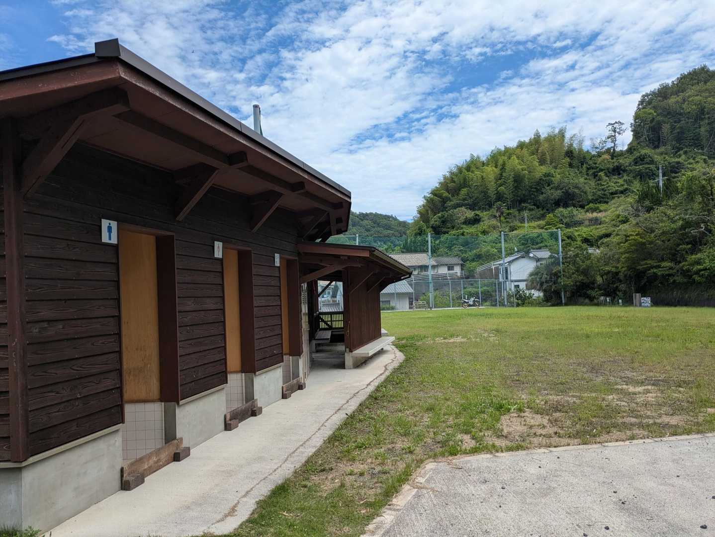 降りてきてトイレあり、フェリー乗り場前にもトイレあり🚻