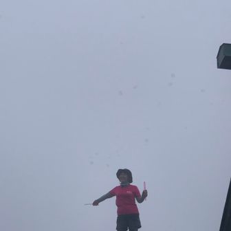 夏休みも終わりなので思い出作りに山頂の岩の上でシャボン玉遊びしている子供が居ました🧒🏻
近くで見ると子供じゃなかったです。
トミーさんでした。
とうとう見つかっちゃった😛