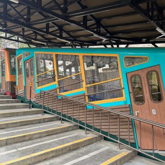 どこに降りていくのだろうと思ってたら、廃線となったケーブル乗り場でした。
何度かみんなでBBQして下山はこれに乗ってたなぁ〜と、懐かしさに😊