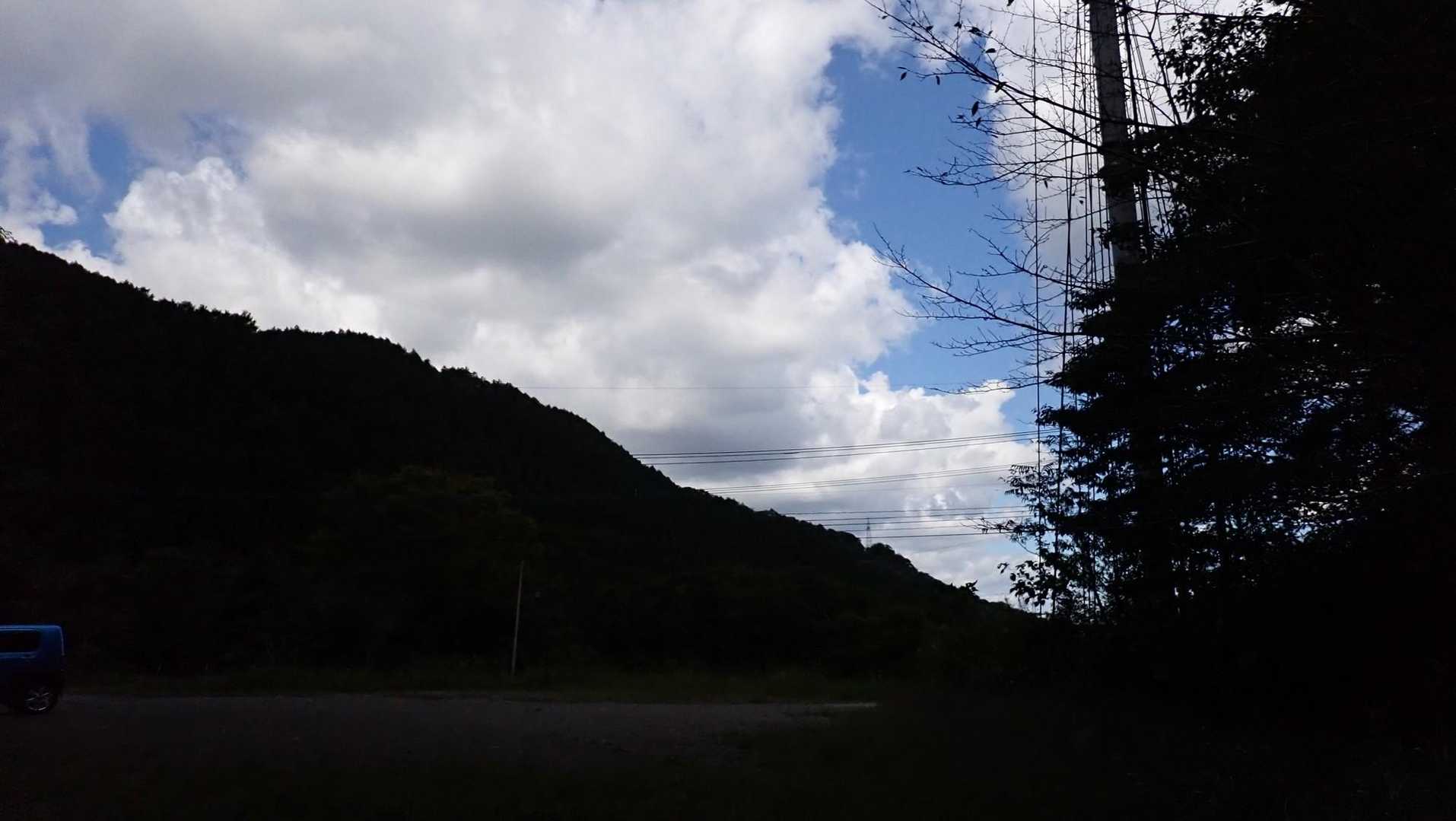 無事下山。
雲が広がった。
誰も居ないので着替えようとしたら、大勢の山ガール御一行が。
着替えは諦めて移動。