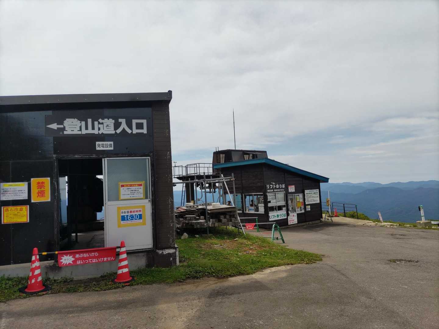 リフト乗り場の手前に登山口がありました
リフトは使わず、ここからゆっくり登ります