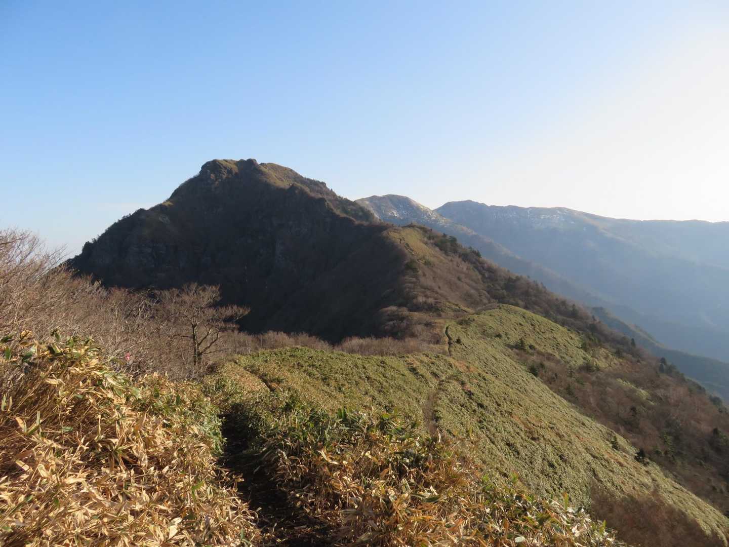 振り返って見ます　寒風山　笹ヶ峰　ちち山です。