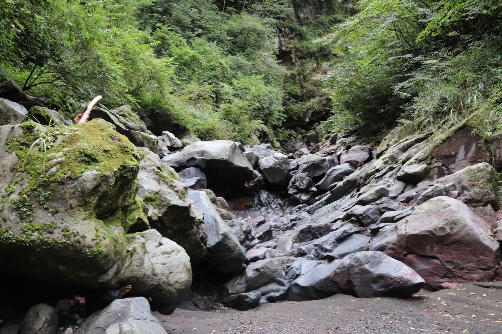 矢岳川を渡る
なんか地球の力を感じの沢でした。（水は流れてませんでした）
