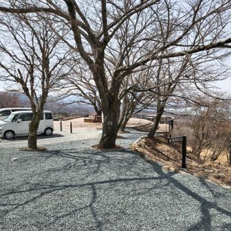 すすきの道を下り終わると明神山パノラマ台駐車場に出ます。
つい左奥の舗装された展望デッキ側の方に行ってしまいそうになりますが、登山路は右側に見える小さな茶色い標識のところから細い土の道に入ります。