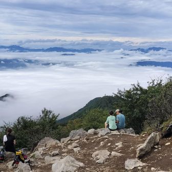 山頂北側の展望地から
下界は雲海