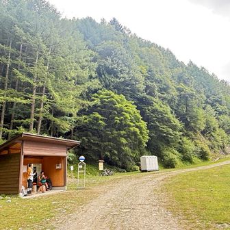 登山口まで降りてきたら、車道歩いて駐車場へ