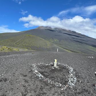 三角点のハートが崩れかけてたので直してきました😆

「下二ツ塚山頂三角点のハートを守る会」のお仕事です
この守る会の会員数は現在１名🤣🤣🤣