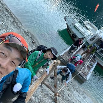 この後の船着場からの丸太階段激上りには参った…