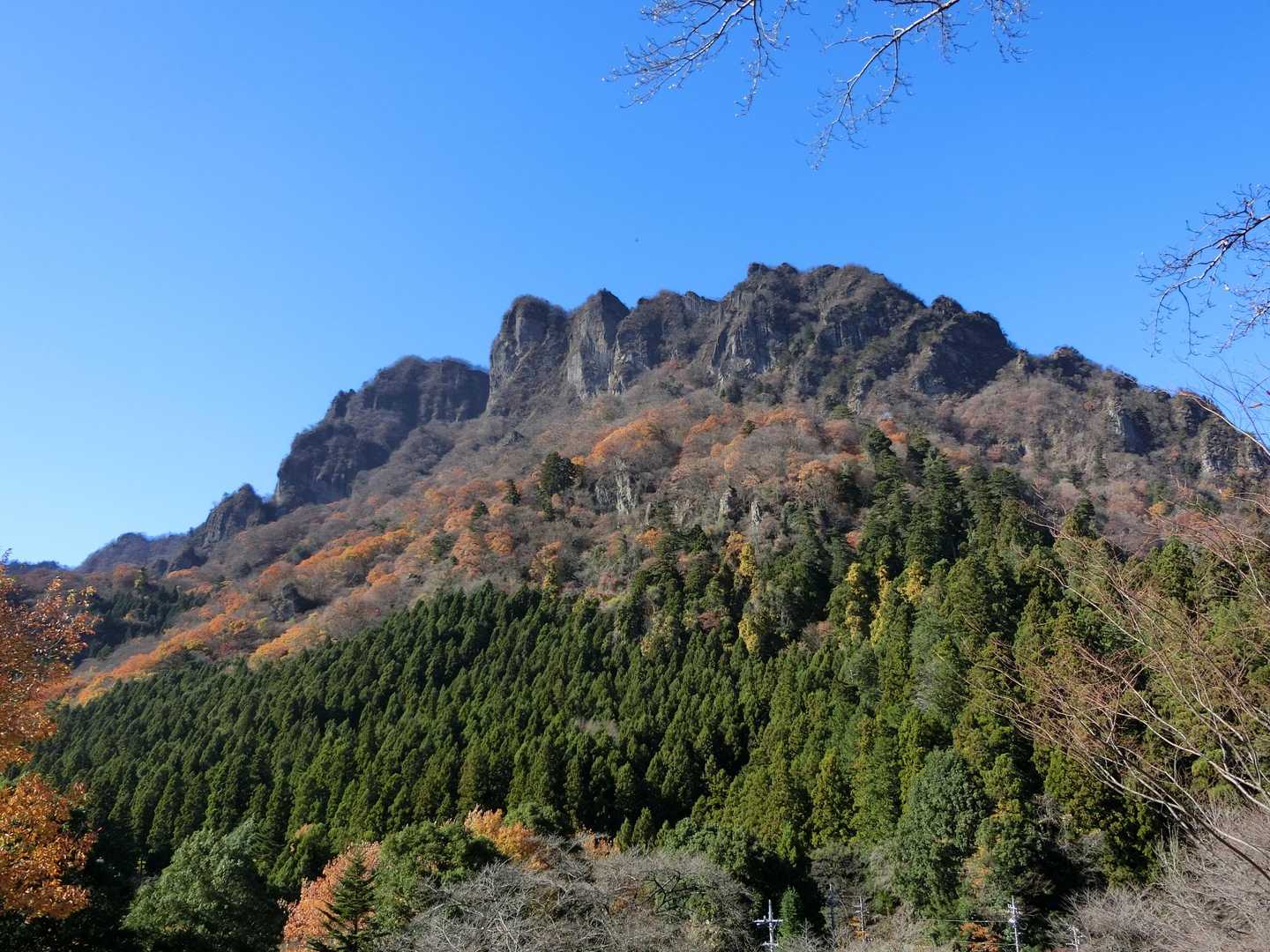 道の駅近くの高台に寄り道。
登ってきた妙義山の全景が見えます。