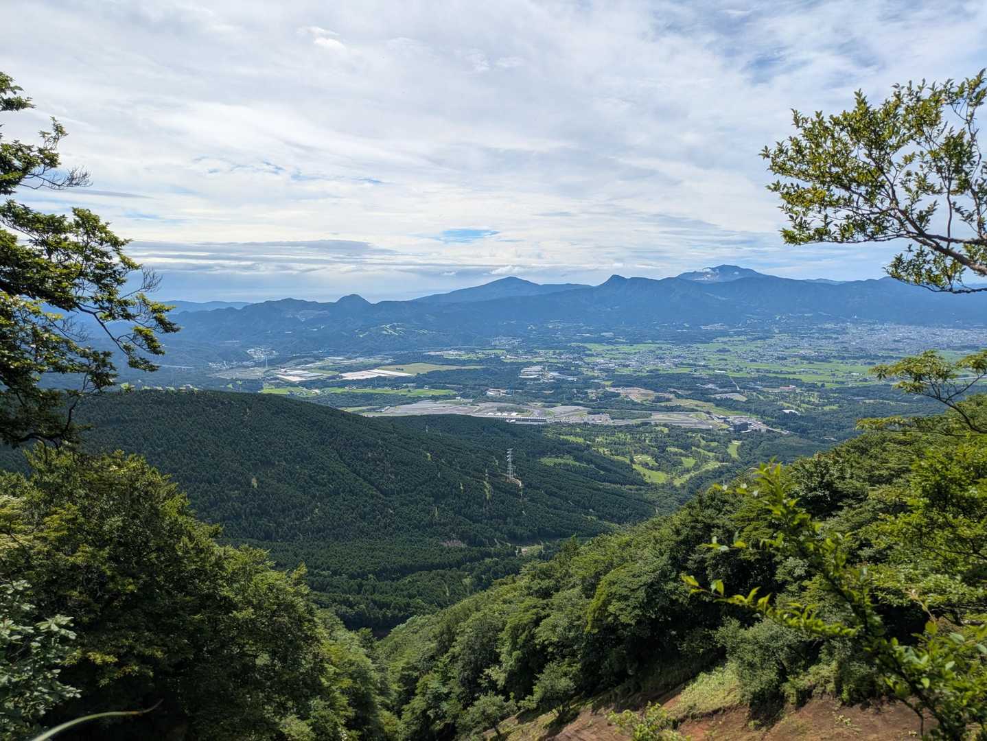 途中、唯一の展望地から箱根方面。
