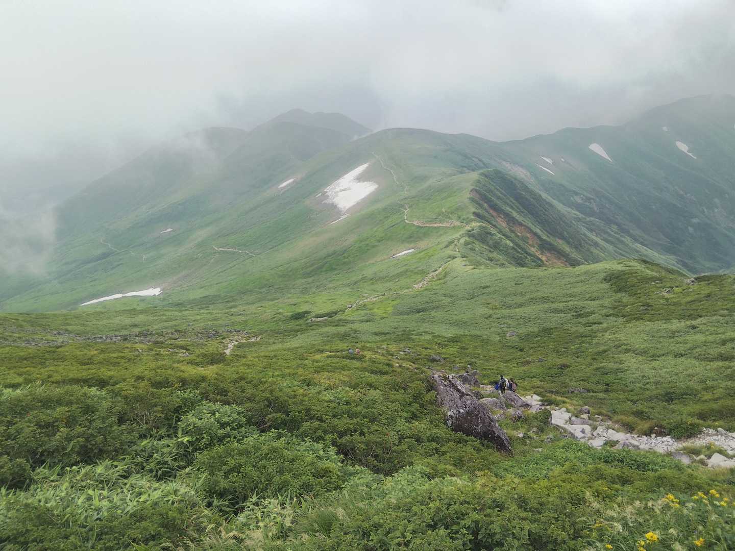 おー雲の幕がとれると稜線綺麗だぁ