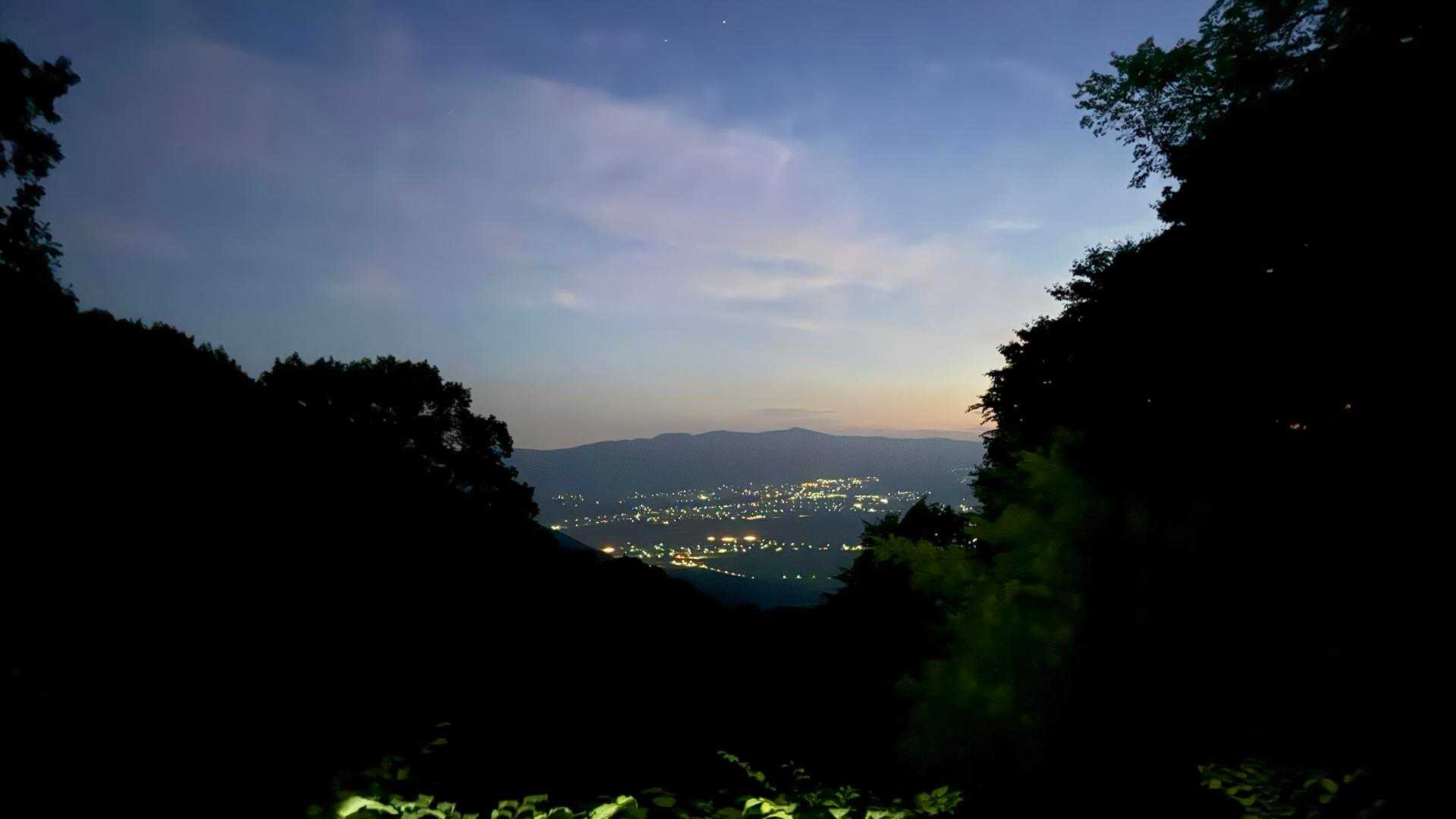 振り返って麓の木島平村、実際の空はまだ真っ暗