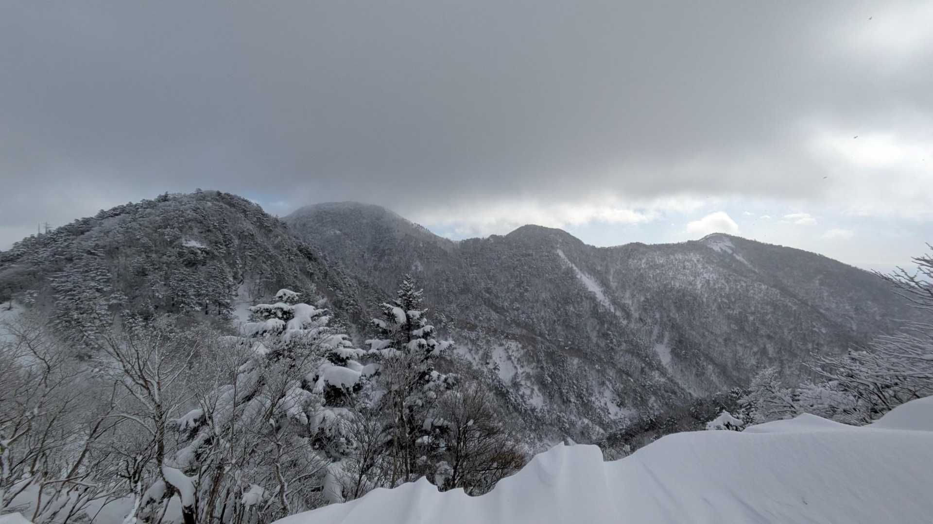 稜線に出ました
釈迦ヶ岳 中岳 西平岳