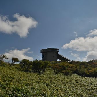 神聖なる山に人工物とは嘆かわしい