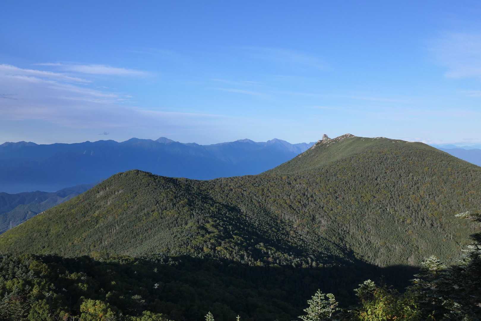 これから歩く稜線と金峰山。その先に南アルプス。