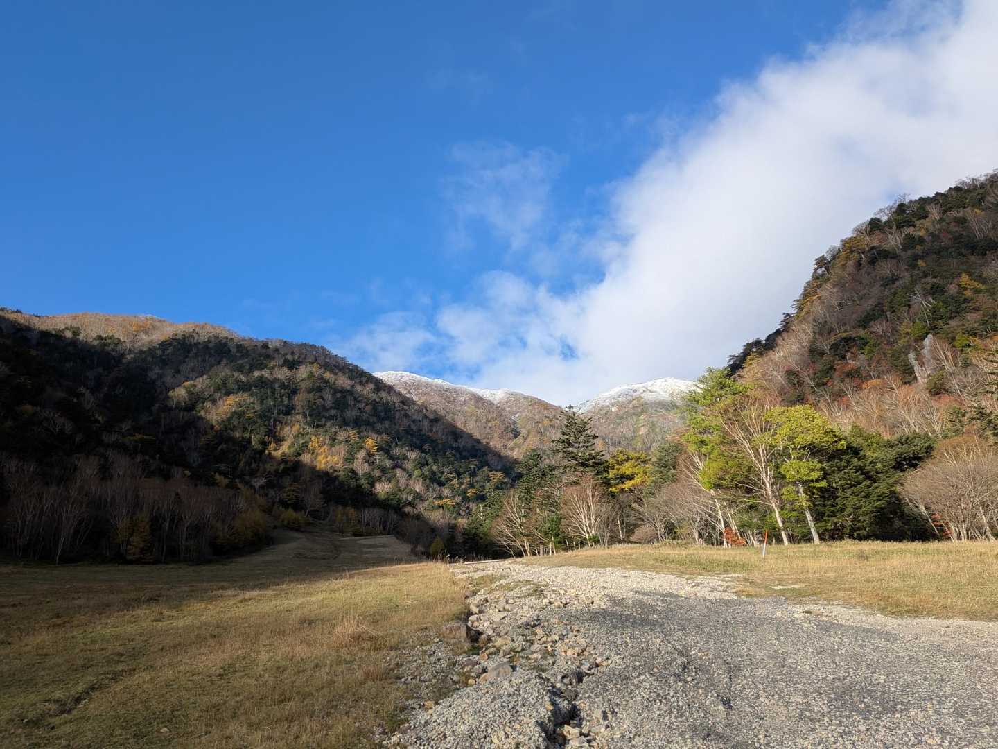 奥の山が白い！😱
行けるとこまで行ってダメだったら引き返そう。