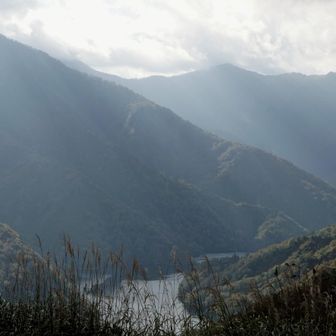 鉄塔の所から、キレイな光芒と田子倉湖