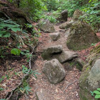 猫魔ヶ岳への折り返しで岩がごつごつ。