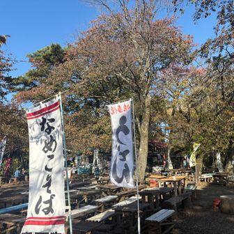 小仏の茶屋はまだ静か。準備中。