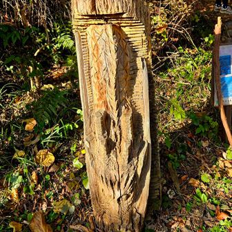 登山道に龍の木彫りが２体。