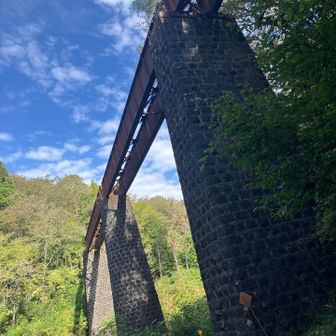 先程の廃線跡、下から見ると壮大なです。