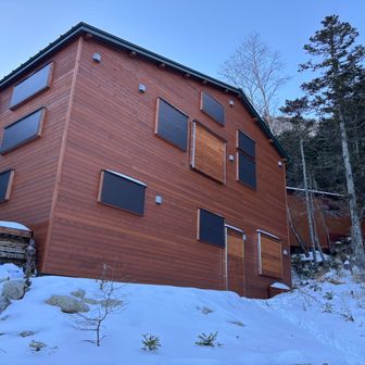夏季小屋は閉鎖。避難小屋といい、綺麗な小屋でした。次来る時は小屋泊したいな。